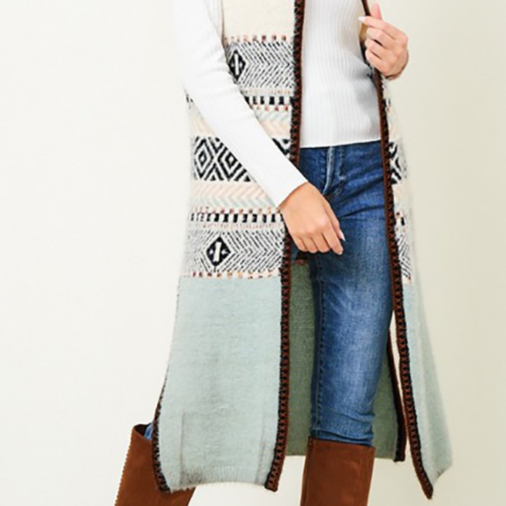 ONE LEFT. SIZE SMALL 🎁TRENDY Absolutely Gorgeous Sweater Vest - Picture 3 of 6